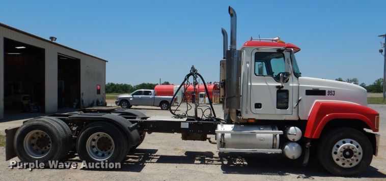 image for item KJ9866 2007 Mack CHN613  semi truck