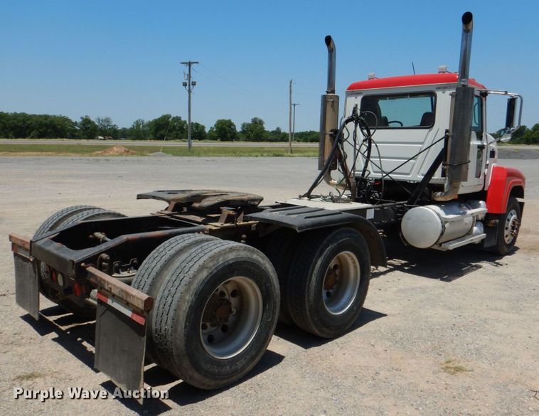 image for item KJ9866 2007 Mack CHN613  semi truck