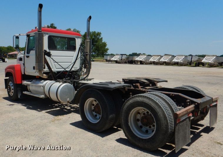 image for item KJ9866 2007 Mack CHN613  semi truck