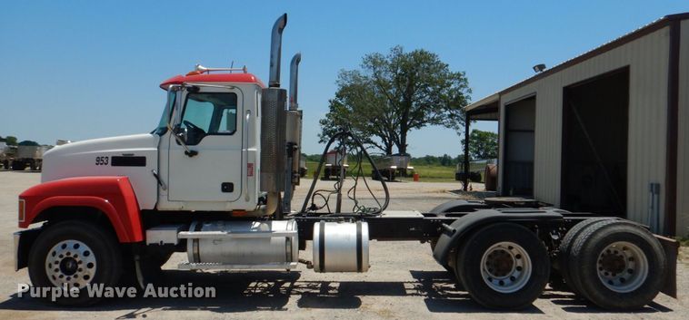 image for item KJ9866 2007 Mack CHN613  semi truck