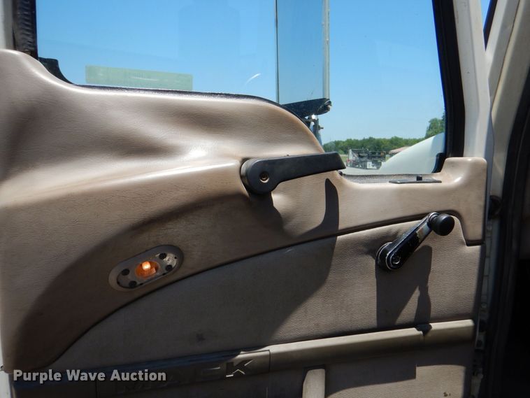 image for item KJ9866 2007 Mack CHN613  semi truck