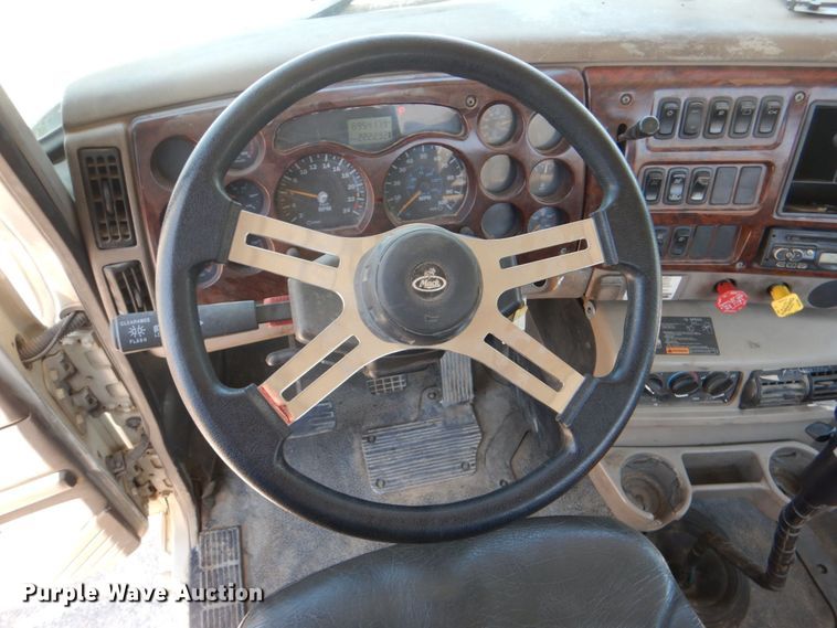 image for item KJ9866 2007 Mack CHN613  semi truck