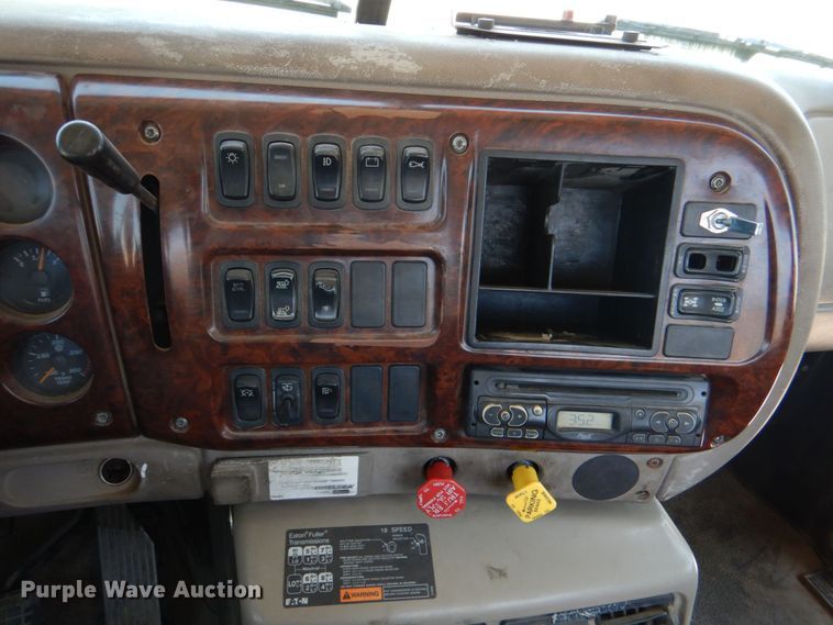 image for item KJ9866 2007 Mack CHN613  semi truck