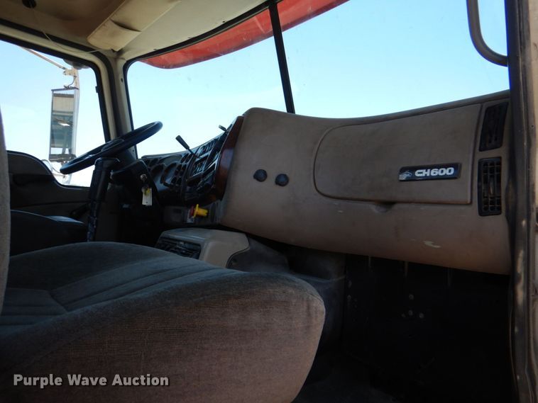 image for item KJ9866 2007 Mack CHN613  semi truck