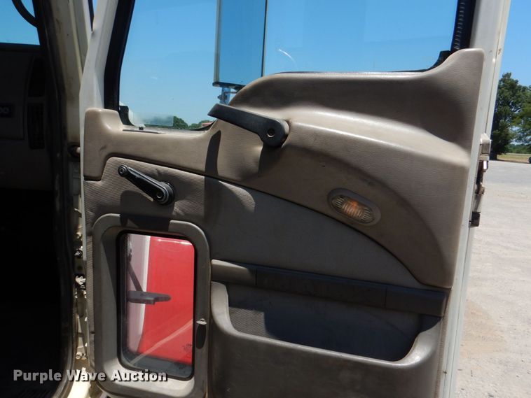 image for item KJ9866 2007 Mack CHN613  semi truck