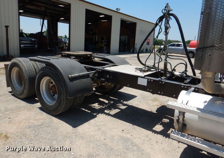 image for item KJ9866 2007 Mack CHN613  semi truck