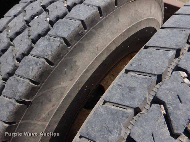 image for item KJ9866 2007 Mack CHN613  semi truck