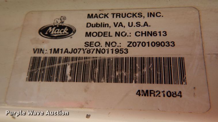 image for item KJ9866 2007 Mack CHN613  semi truck