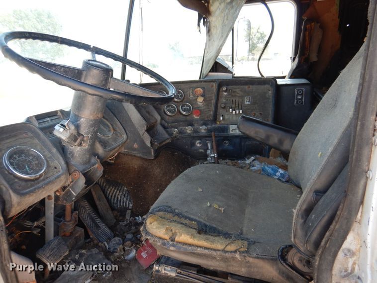 image for item KN9822 1976 GMC Astro  semi truck