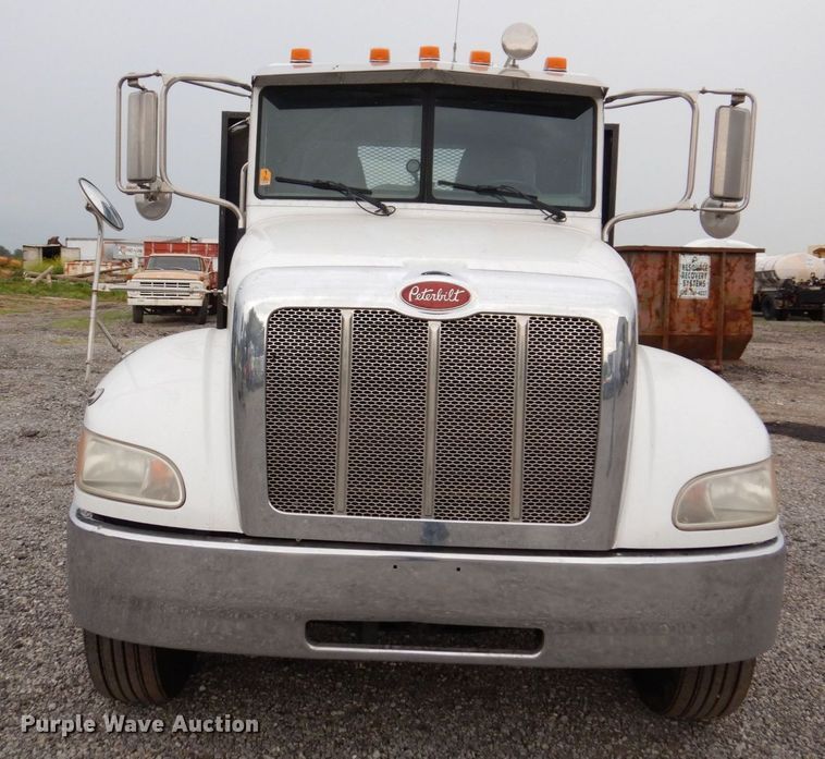 image for item KR9174 2009 Peterbilt 335  flatbed truck