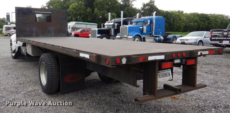 image for item KR9174 2009 Peterbilt 335  flatbed truck