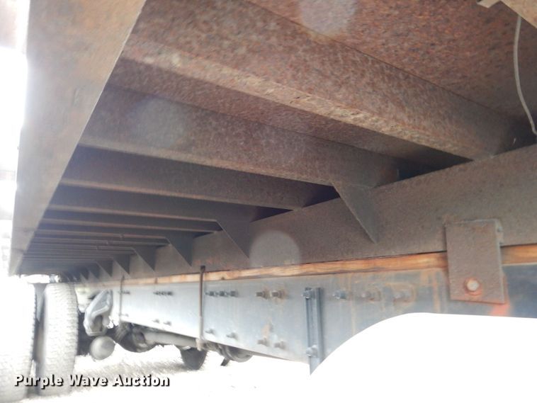 image for item KR9174 2009 Peterbilt 335  flatbed truck