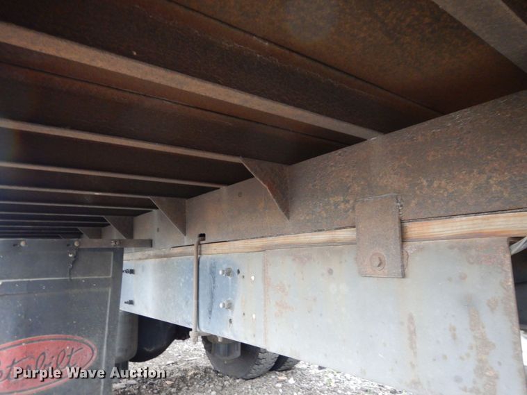 image for item KR9174 2009 Peterbilt 335  flatbed truck