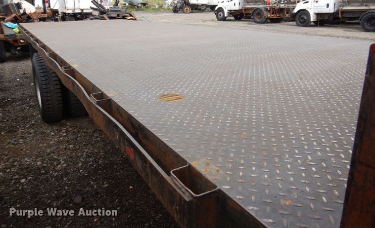 image for item KR9174 2009 Peterbilt 335  flatbed truck