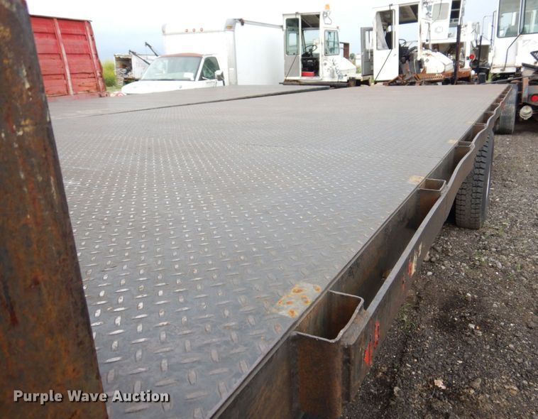 image for item KR9174 2009 Peterbilt 335  flatbed truck