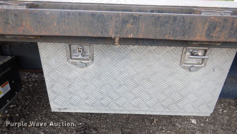 image for item KR9174 2009 Peterbilt 335  flatbed truck