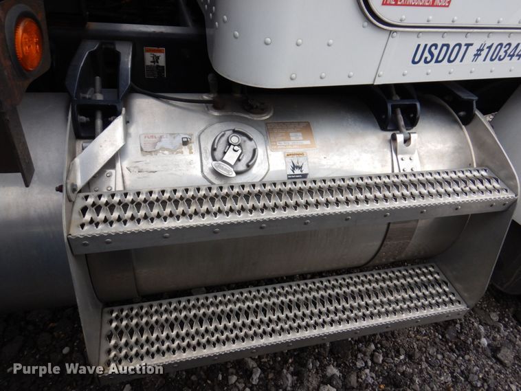 image for item KR9174 2009 Peterbilt 335  flatbed truck