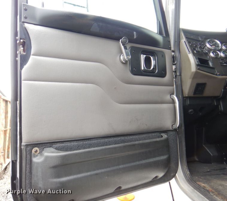 image for item KR9174 2009 Peterbilt 335  flatbed truck