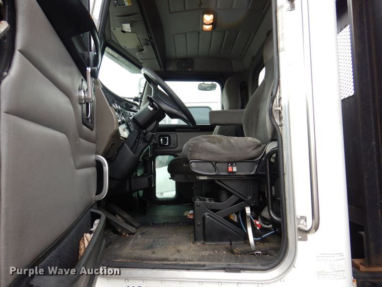 image for item KR9174 2009 Peterbilt 335  flatbed truck