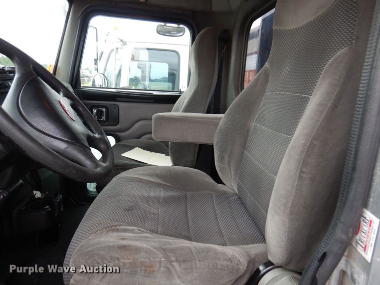 image for item KR9174 2009 Peterbilt 335  flatbed truck