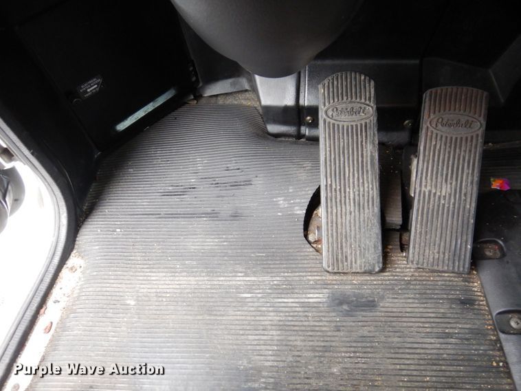 image for item KR9174 2009 Peterbilt 335  flatbed truck