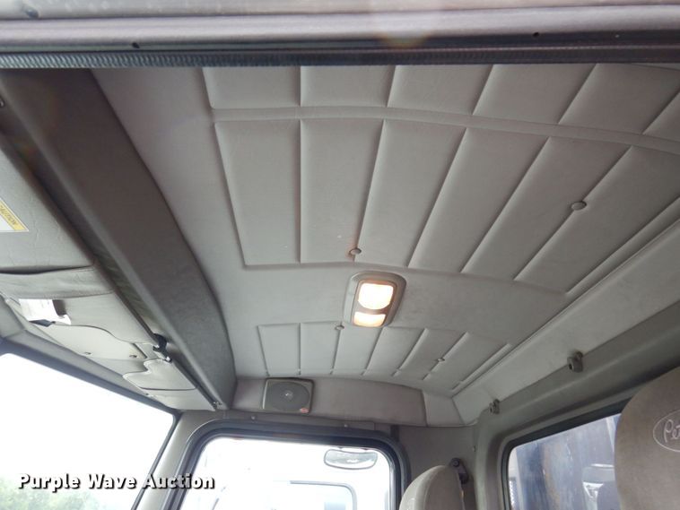 image for item KR9174 2009 Peterbilt 335  flatbed truck