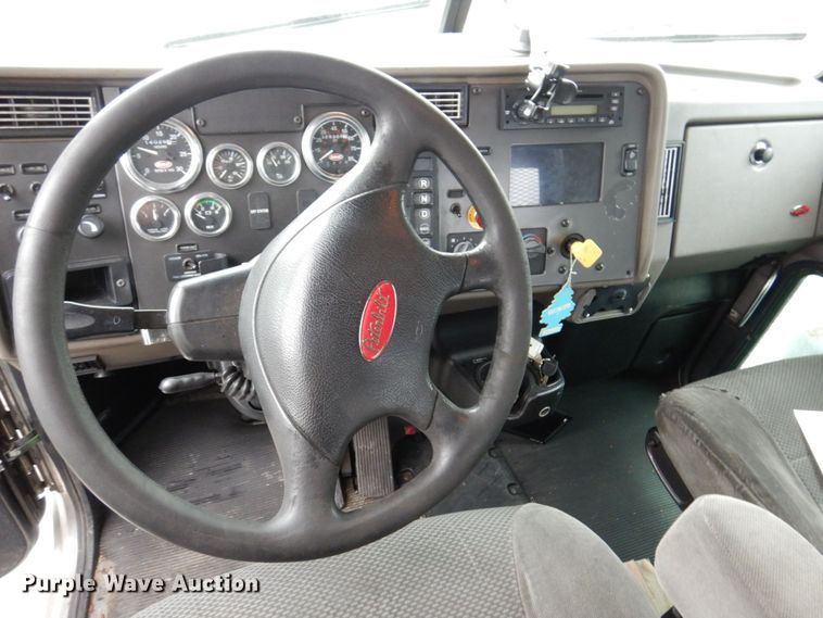 image for item KR9174 2009 Peterbilt 335  flatbed truck