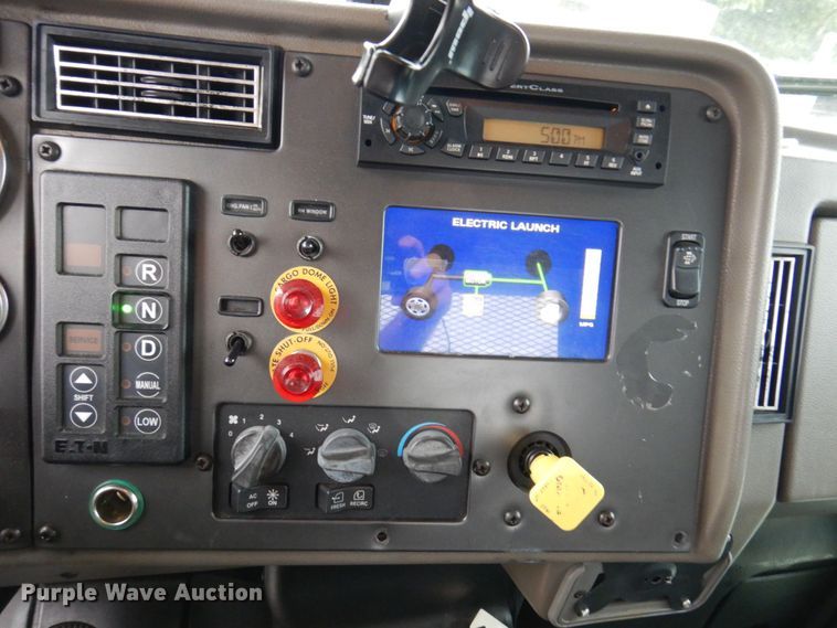 image for item KR9174 2009 Peterbilt 335  flatbed truck