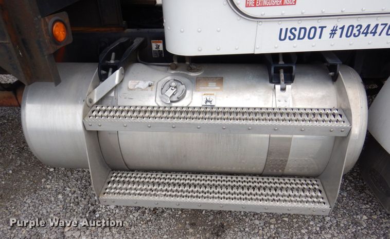 image for item KR9174 2009 Peterbilt 335  flatbed truck