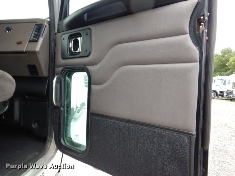 image for item KR9174 2009 Peterbilt 335  flatbed truck