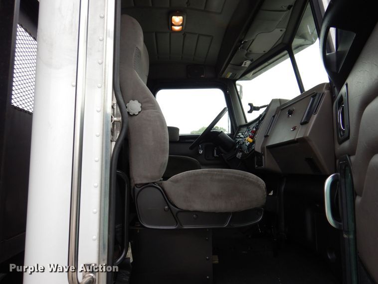 image for item KR9174 2009 Peterbilt 335  flatbed truck