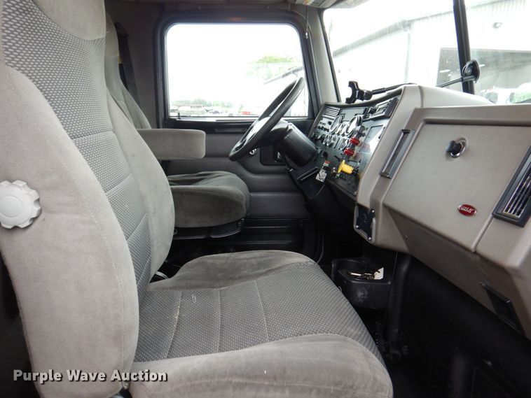 image for item KR9174 2009 Peterbilt 335  flatbed truck