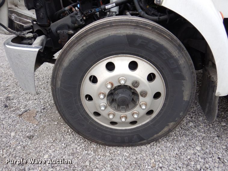 image for item KR9174 2009 Peterbilt 335  flatbed truck