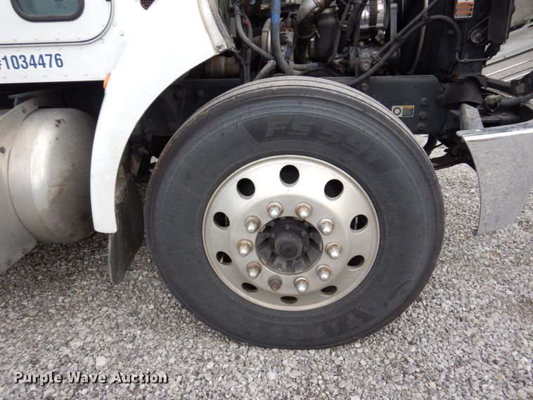 image for item KR9174 2009 Peterbilt 335  flatbed truck