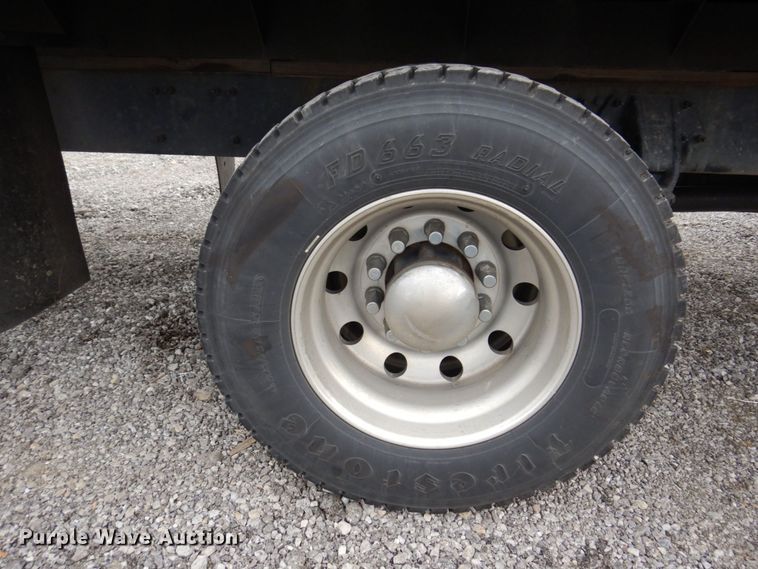 image for item KR9174 2009 Peterbilt 335  flatbed truck