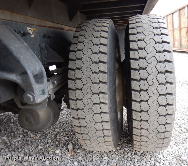 image for item KR9174 2009 Peterbilt 335  flatbed truck