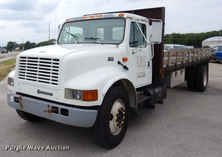 image for item KR9175 2001 International 4700  flatbed truck
