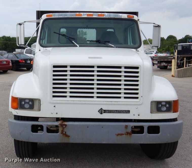 image for item KR9175 2001 International 4700  flatbed truck