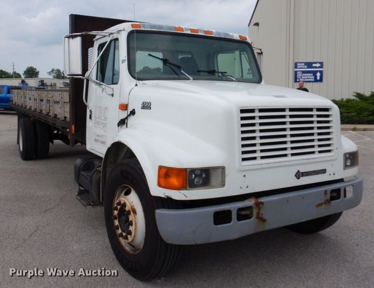 image for item KR9175 2001 International 4700  flatbed truck