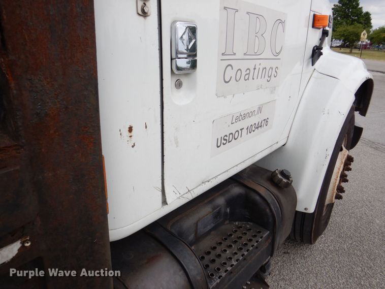 image for item KR9175 2001 International 4700  flatbed truck