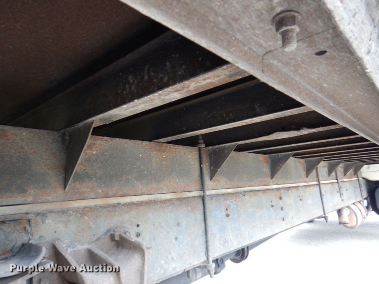 image for item KR9175 2001 International 4700  flatbed truck