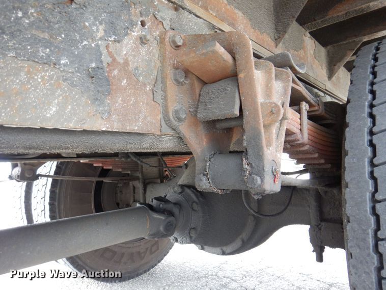 image for item KR9175 2001 International 4700  flatbed truck