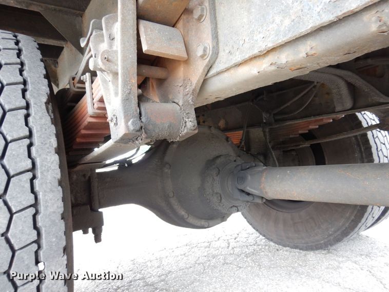 image for item KR9175 2001 International 4700  flatbed truck