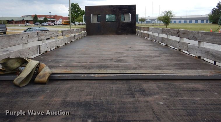 image for item KR9175 2001 International 4700  flatbed truck