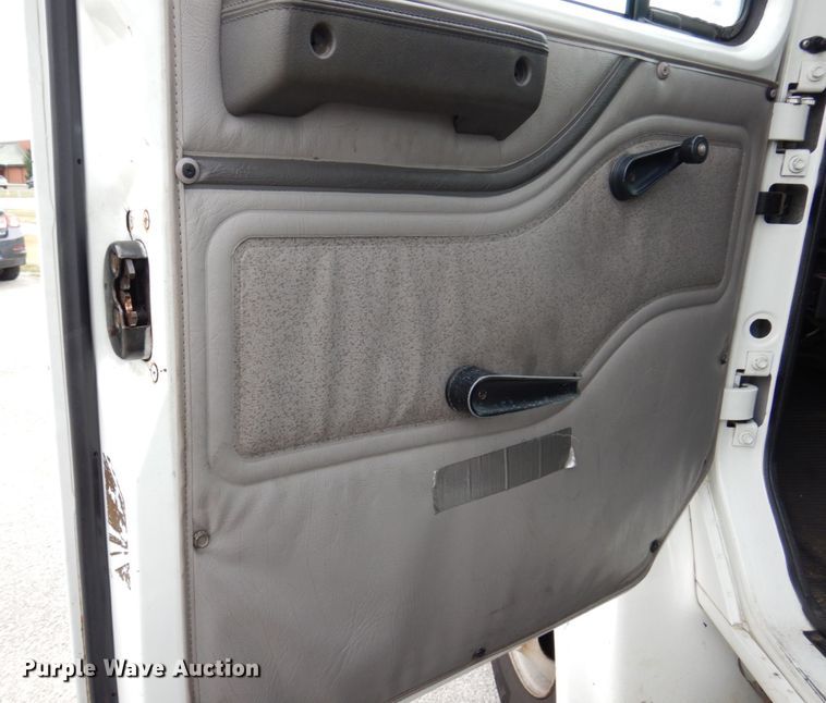 image for item KR9175 2001 International 4700  flatbed truck