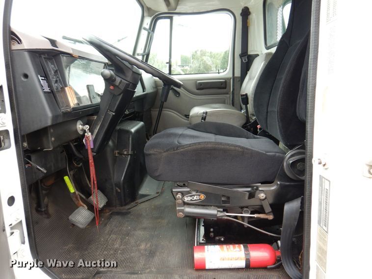 image for item KR9175 2001 International 4700  flatbed truck