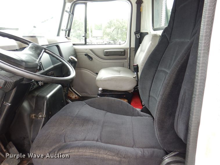 image for item KR9175 2001 International 4700  flatbed truck