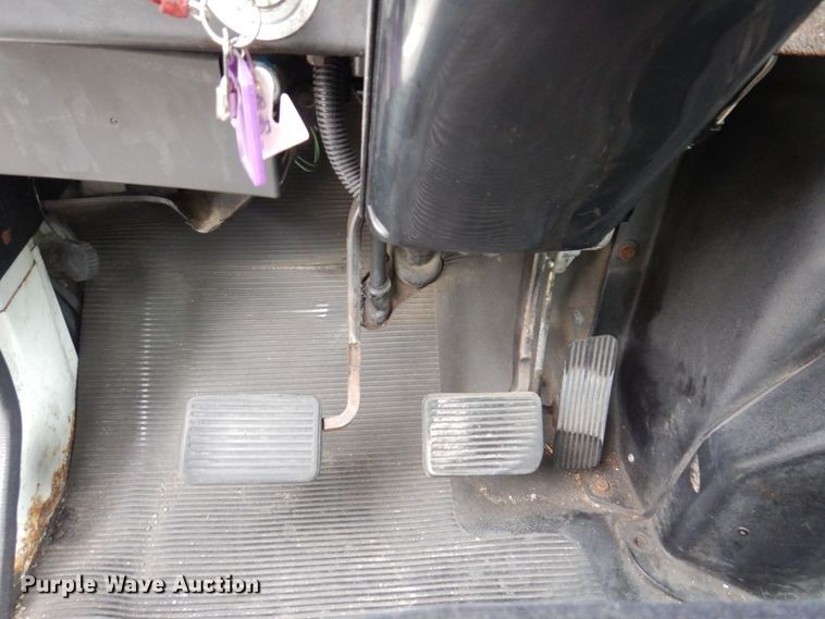 image for item KR9175 2001 International 4700  flatbed truck