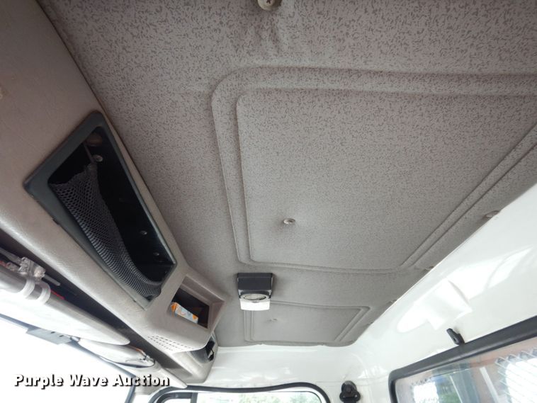 image for item KR9175 2001 International 4700  flatbed truck