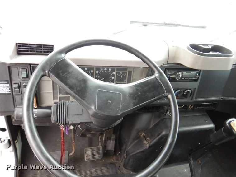 image for item KR9175 2001 International 4700  flatbed truck